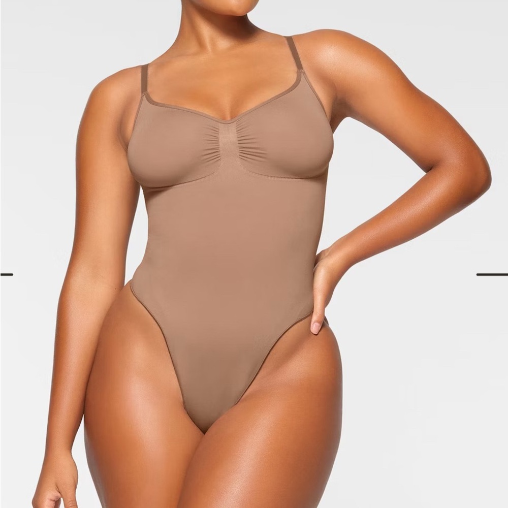 Skims seamless sculpt scoop neck thong bodysuit in clay